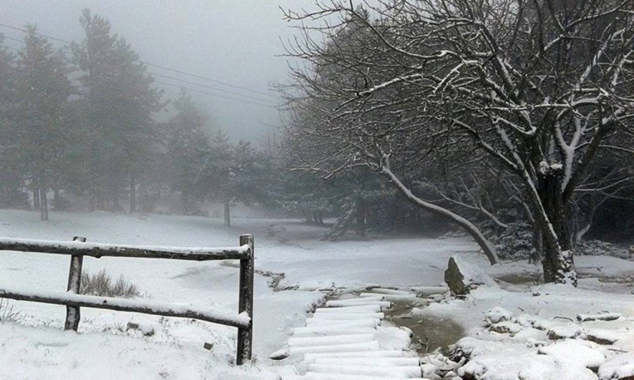 Απαραίτητες οι αλυσίδες στη λεωφόρο Πάρνηθος, λόγω του χιονιού