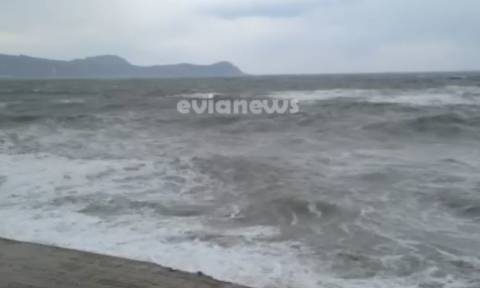 Εύβοια: Θυελλώδεις άνεμοι «σηκώνουν» μεγάλα κύματα