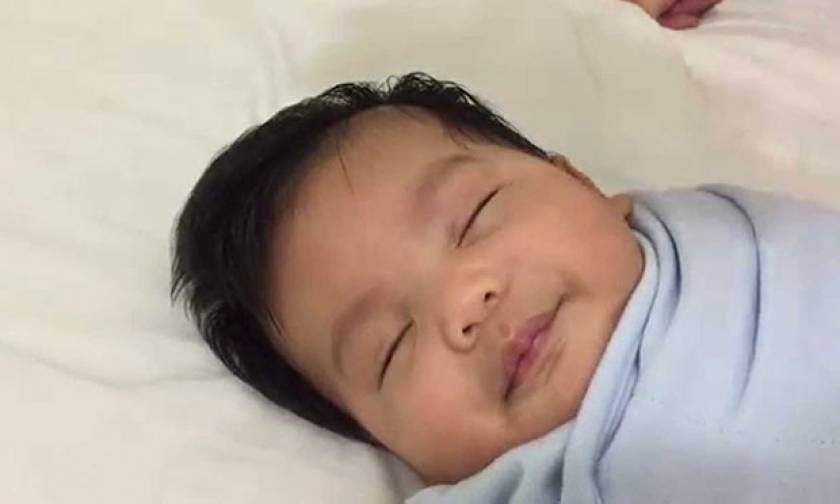 O ξεκαρδιστικός ύπνος ενός μωρού (video)
