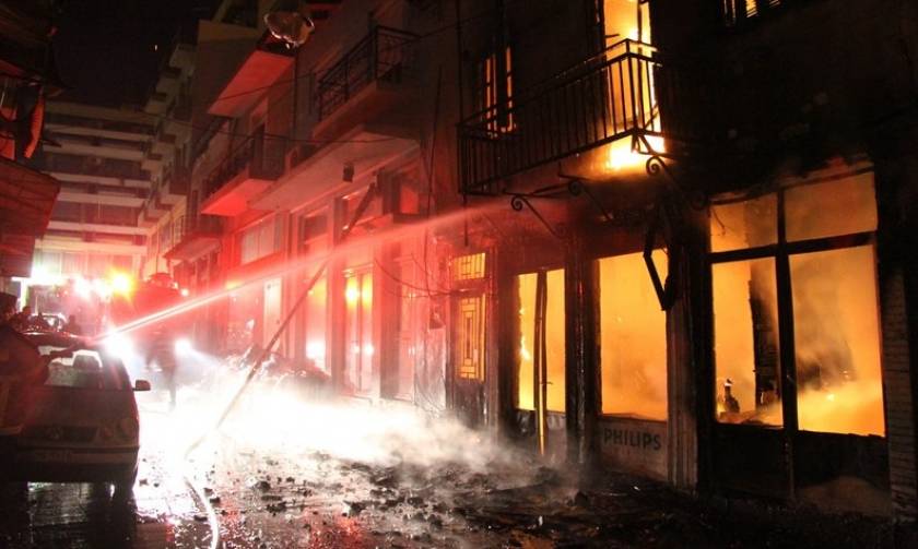 Ηράκλειο: Μπαρ τυλίχτηκε στις φλόγες