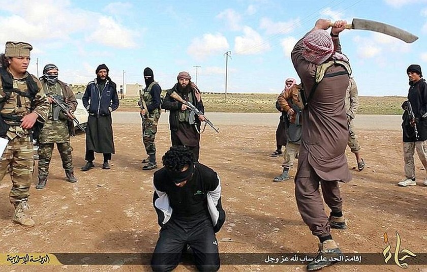 Ισλαμικό Κράτος: Αποκεφάλισαν «βλάσφημο» με μπαλτά (pics)  