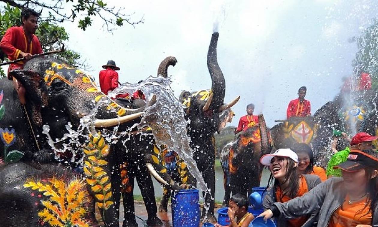 Πρωτοχρονιά στην Ταϊλάνδη με μπουγέλα από ελέφαντες (photos)