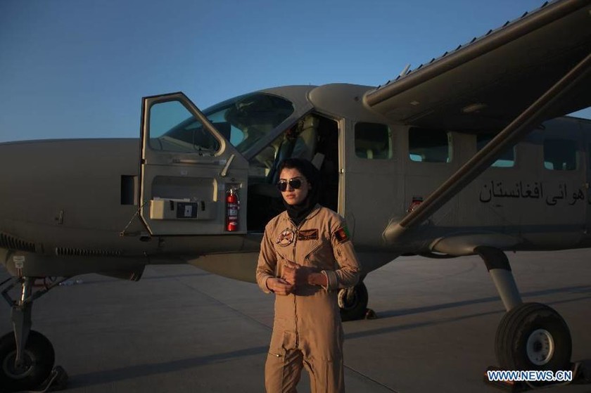 Η ομορφότερη πιλότος στον κόσμο είναι Αφγανή! 
