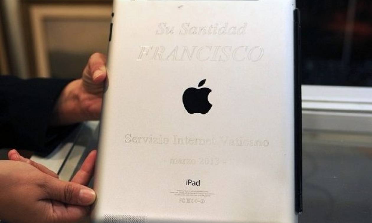 To iPad του Πάπα Φραγκίσκου πωλήθηκε σε δημοπρασία για 30.500 δολάρια