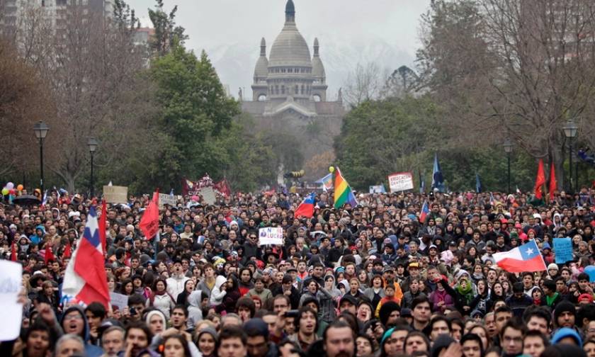 Χιλή: Χιλιάδες διαδηλωτές κατέκλυσαν τους δρόμους του Σαντιάγο