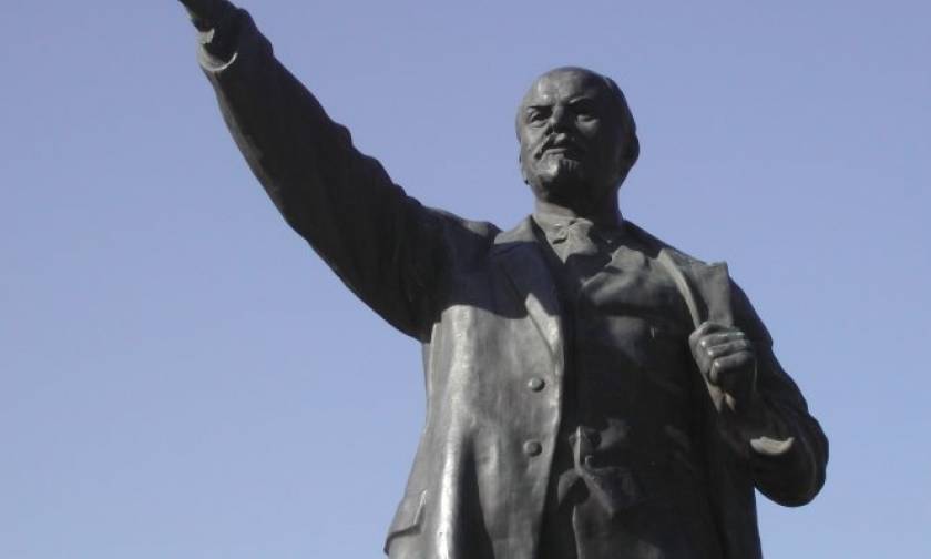 Ουκρανία: Άγνωστοι έριξαν τέσσερα αγάλματα του Λένιν (video)