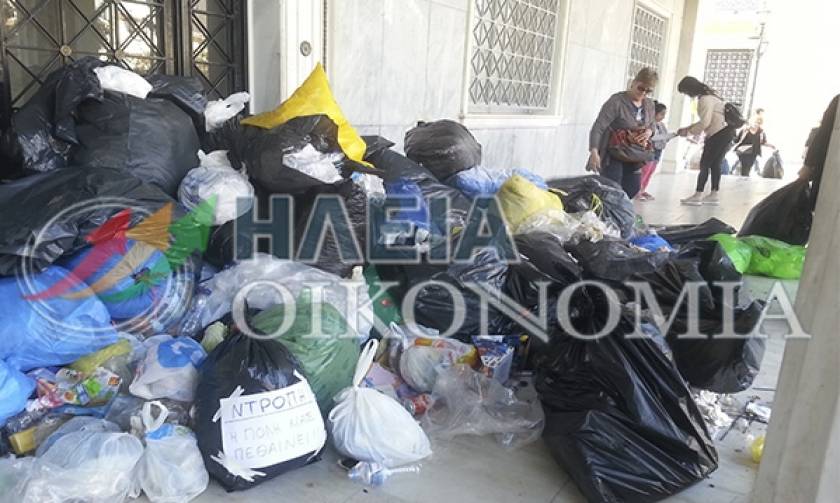 Πύργος: Συγκέντρωση για τα σκουπίδια έξω από το δημαρχείο (photos&video)