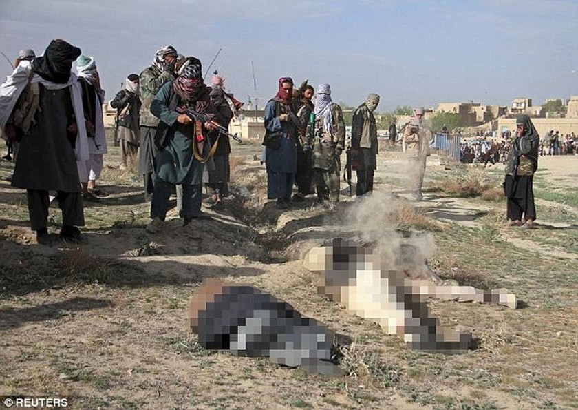 Ταλιμπάν εκτελούν εν ψυχρώ και μπροστά σε πλήθος τρεις άνδρες (pics)