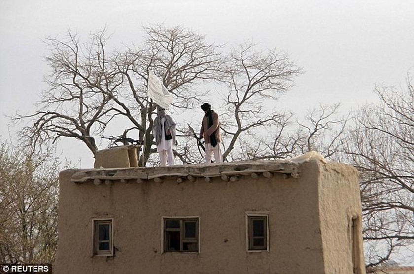 Ταλιμπάν εκτελούν εν ψυχρώ και μπροστά σε πλήθος τρεις άνδρες (pics)