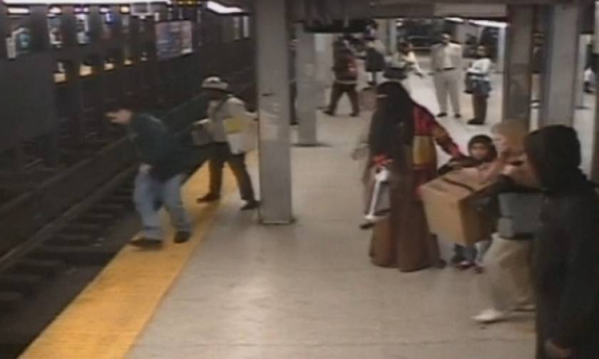 Καλός Σαμαρείτης σώζει άνδρα που πέφτει στις γραμμές του τρένου (video)