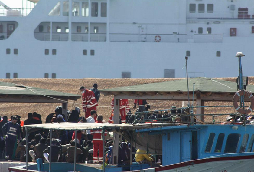 Συγκλονιστικές εικόνες και βίντεο από το ναυάγιο ανοικτά της Λιβύης