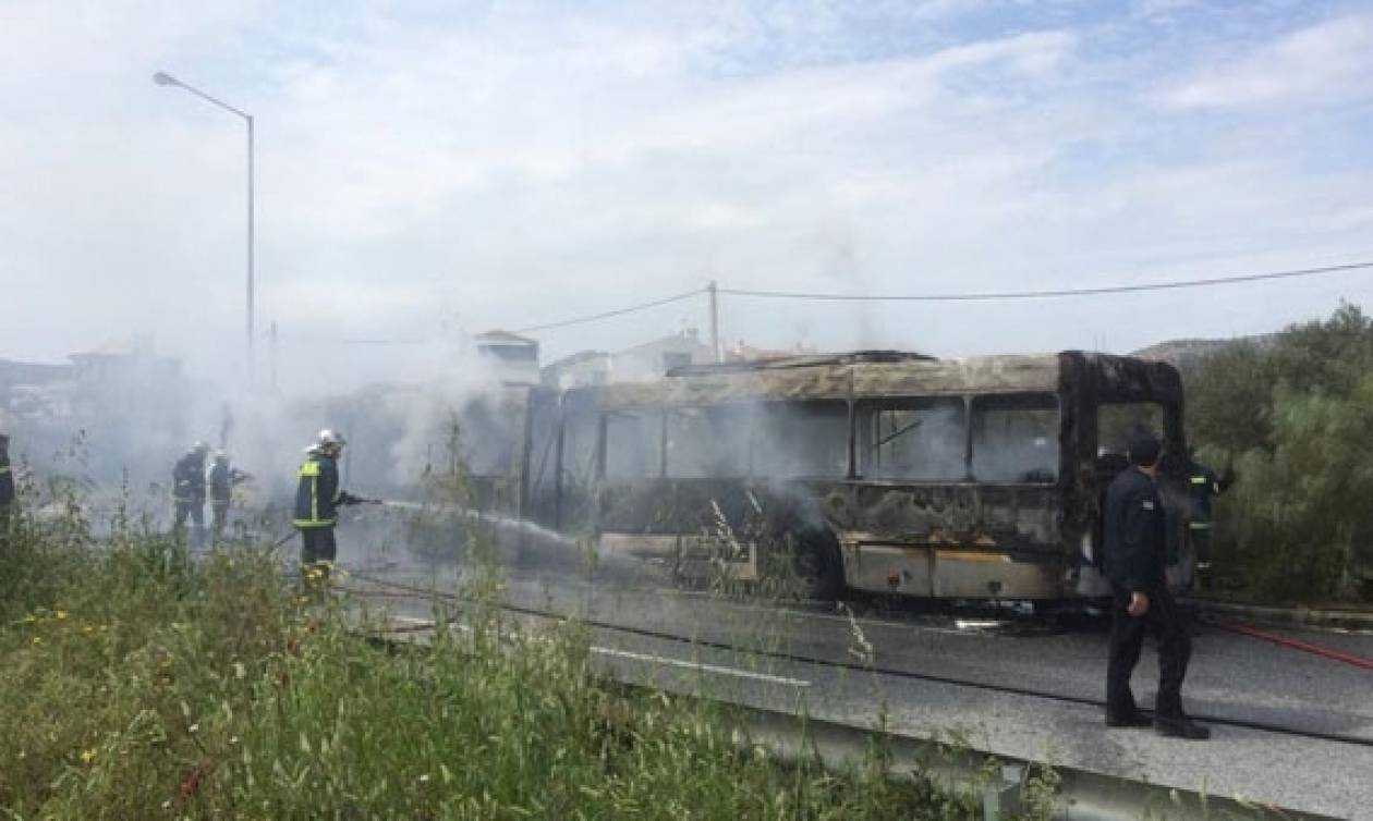 Πυρκαγιά σε αστικό λεωφορείο στη Βάρκιζα (photo)
