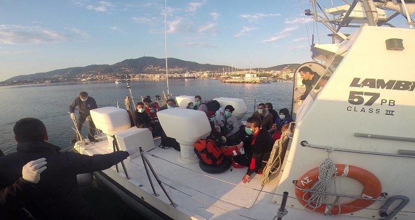 Καρέ - καρέ η αποβίβαση των μεταναστών στο λιμάνι της Μυτιλήνης (photos)