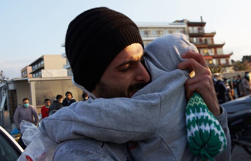 Καρέ - καρέ η αποβίβαση των μεταναστών στο λιμάνι της Μυτιλήνης (photos)