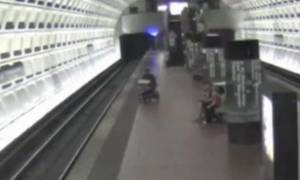 ΗΠΑ: Ανάπηρος έπεσε στις γραμμές του μετρό! (video)
