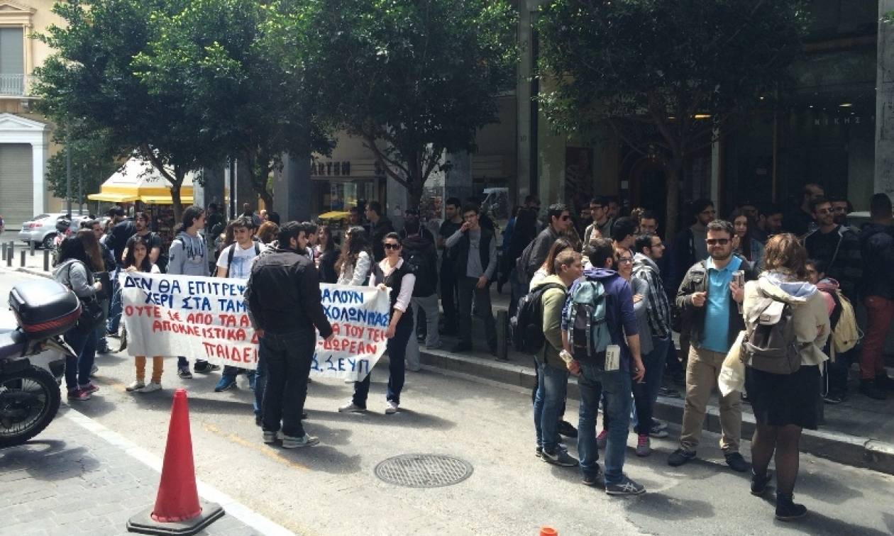Συγκέντρωση φοιτητών έξω από το υπουργείο Οικονομικών (Videos και Photos)