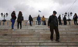 Οικονομολόγοι στο Bloomberg: Η Ελλάδα μπορεί να χρεοκοπήσει χωρίς να βγει από το ευρώ