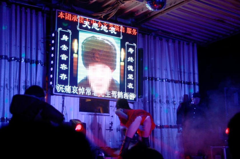Στην Κίνα αποχαιρετούν τους νεκρούς με… στριπτίζ! (video+photos)