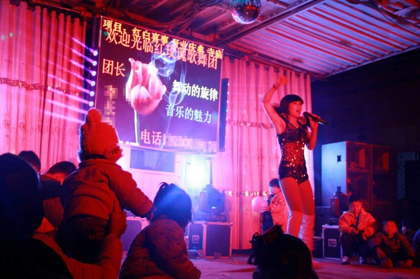 Στην Κίνα αποχαιρετούν τους νεκρούς με… στριπτίζ! (video+photos)