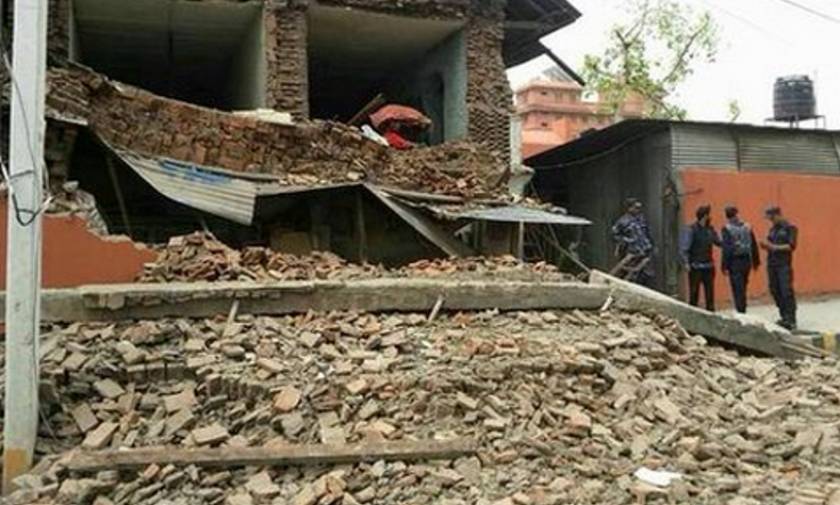 Σεισμός Νεπάλ: Κατέρρευσε ιστορικός πύργος – Προκλήθηκαν χιονοστιβάδες στο Έβερεστ