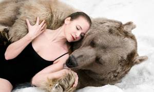 Ημίγυμνα μοντέλα ξάπλωσαν στο κρεβάτι με μία ολοζώντανη… αρκούδα! (video+photos)