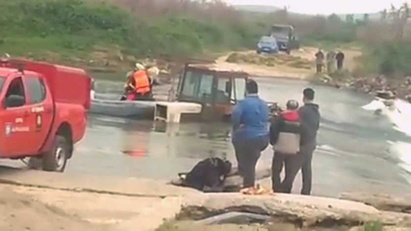 Κομοτηνή: Στιγμές αγωνίας για αγρότη που εγκλωβίστηκε στα νερά του Λίσσου(pics)