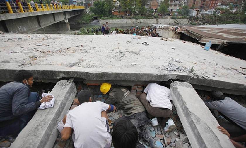 Νεπάλ: Στους 3.326 οι νεκροί - Δείτε τα σοκαριστικά βίντεο από το σεισμό