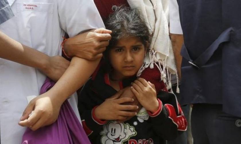 Desperate Nepalis flee capital as aftershocks spread fear