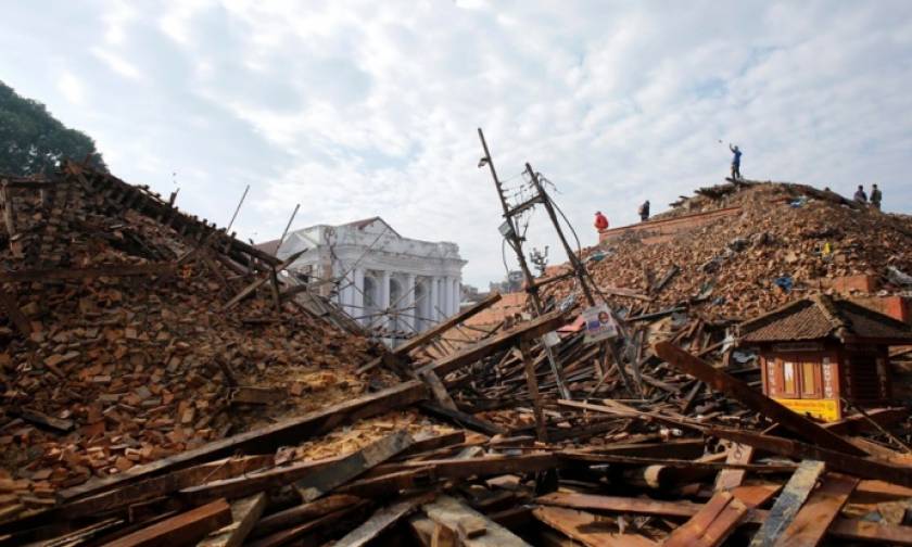 Συγκλονιστικές εικόνες από το κατεστραμμένο Νεπάλ - Στους 4.000 οι νεκροί
