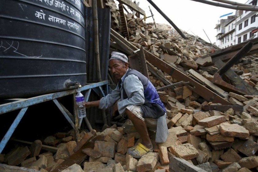 Συγκλονιστικές εικόνες από το κατεστραμμένο Νεπάλ - Στους 4.000 οι νεκροί 