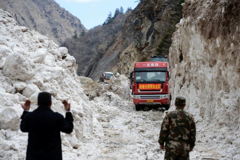 Συγκλονιστικές εικόνες από το κατεστραμμένο Νεπάλ - Στους 4.000 οι νεκροί 