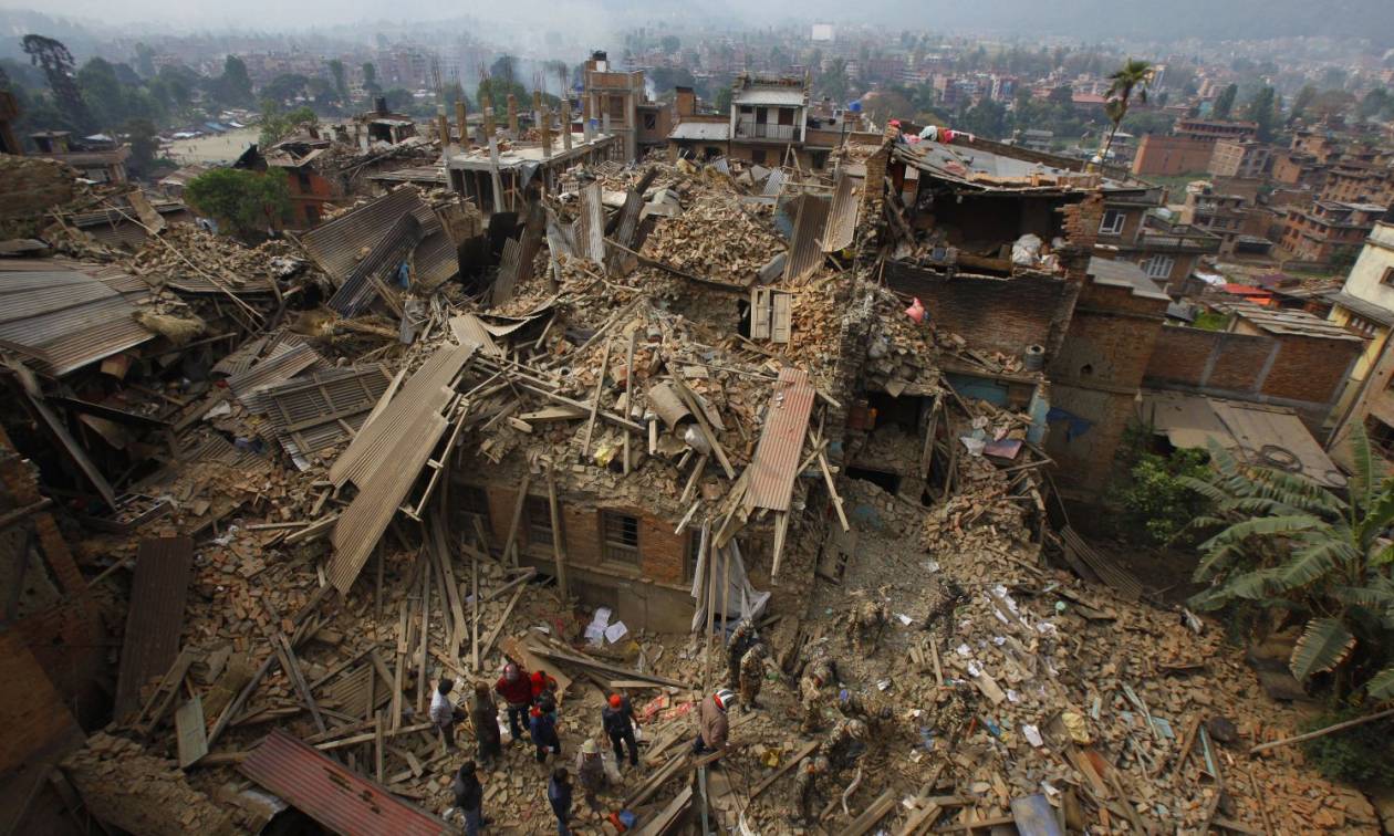 Σεισμός στο Νεπάλ: Αγωνία για τους επιζώντες στα συντρίμμια