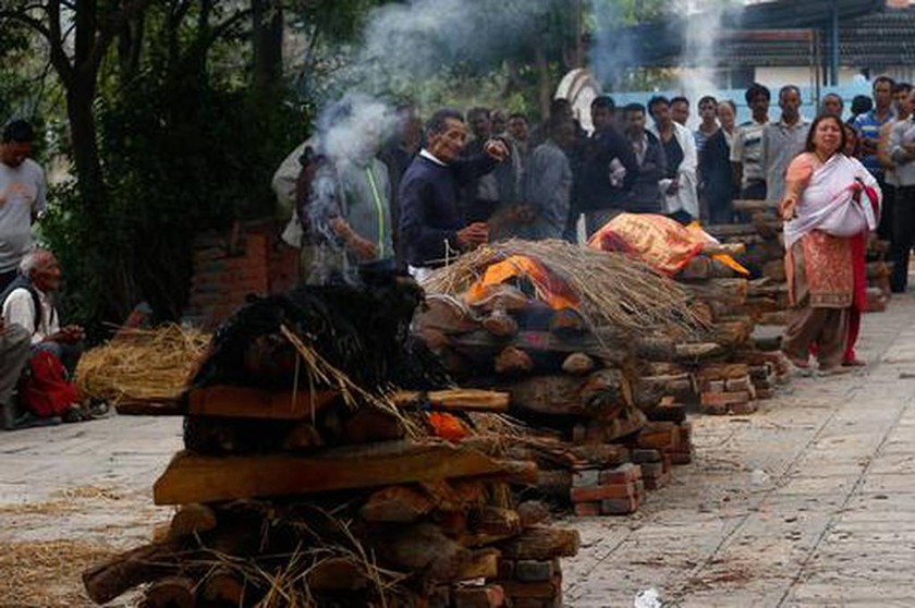Εικόνες που σοκάρουν: Καίνε τους νεκρούς στο Νεπάλ