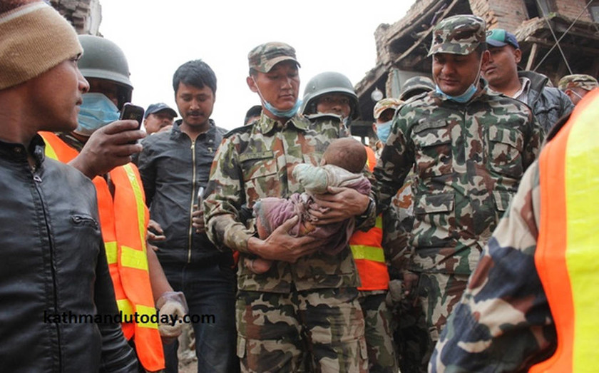 Νεπάλ: Βρέφος ήταν για 22 ώρες παγιδευμένο στα συντρίμμια 