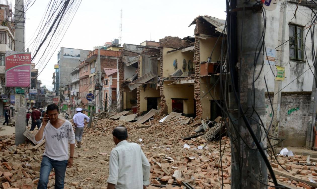 Νεπάλ: Στο Παρίσι επιζήσαντες του σεισμού - Τουλάχιστον 5.500 οι νεκροί