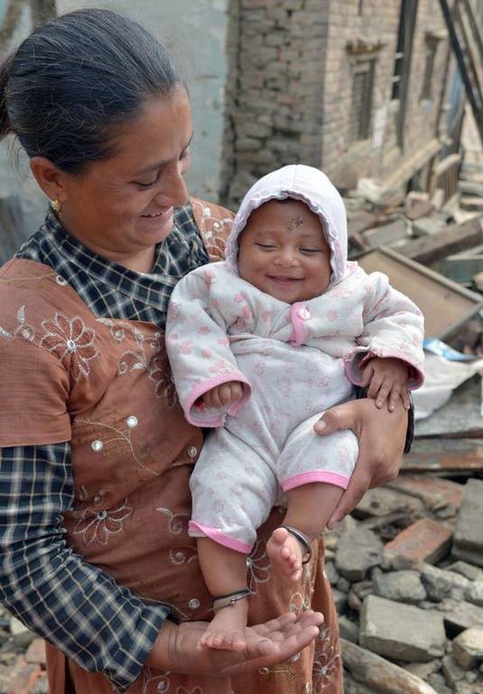 Νεπάλ: Η συγκινητική στιγμή της επανένωσης βρέφους με τη μητέρα του
