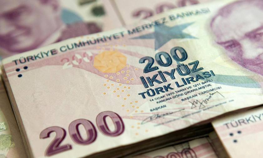 Τουρκία: Η υποτιμημένη λίρα προκαλεί προβλήματα στην εξυπηρέτηση δανείων