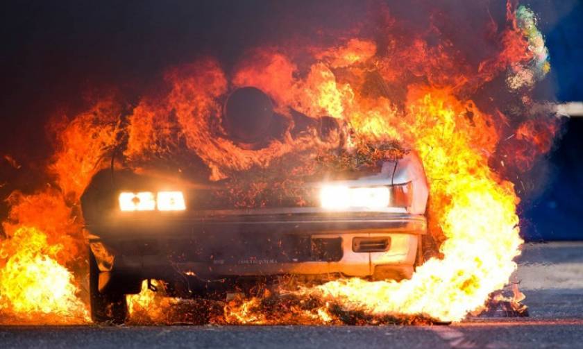 Θεσσαλονίκη: Ταξί τυλίχθηκε στις φλόγες εν κινήσει