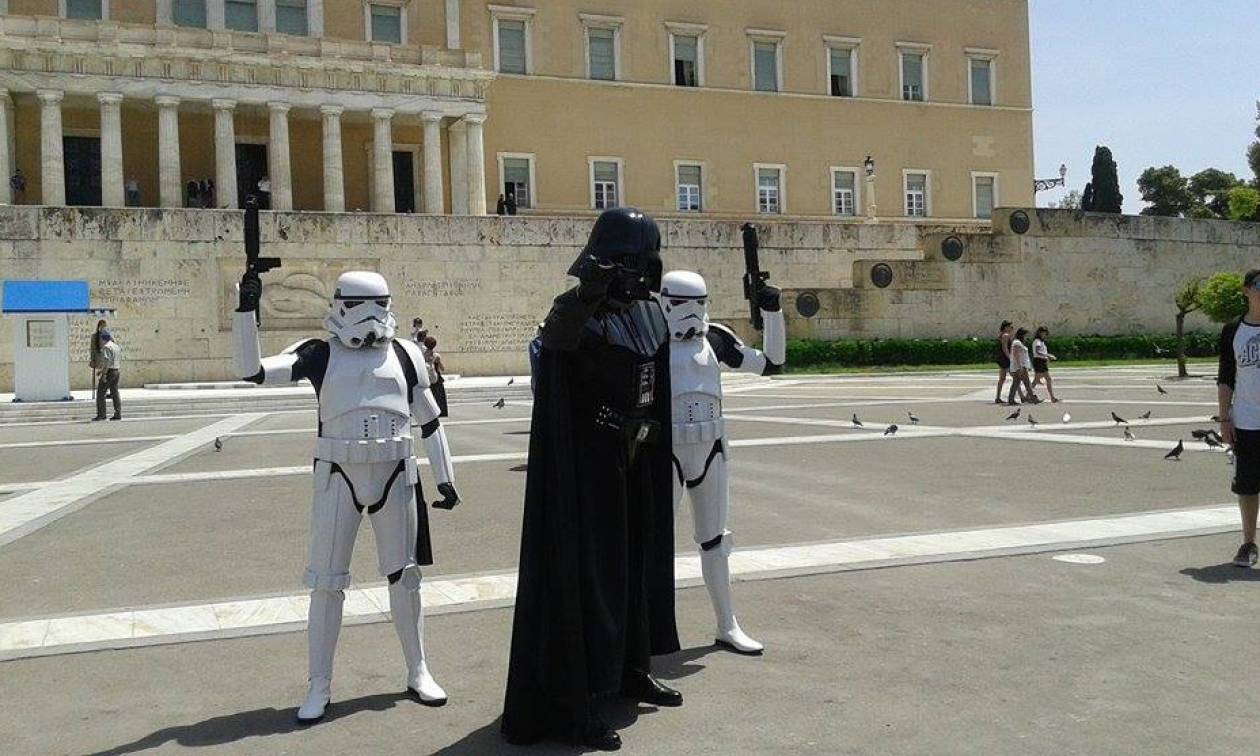 Ο Darth Vader ζει και ... «κόβει» βόλτες στο Σύνταγμα (photos + vids)