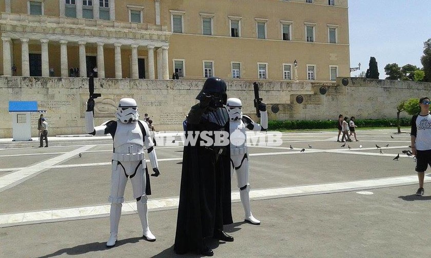 Ο Darth Vader ζει και ... «κόβει» βόλτες στο Σύνταγμα (photos)