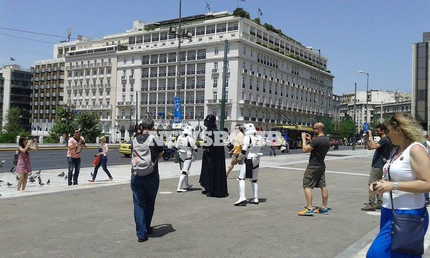 Ο Darth Vader ζει και ... «κόβει» βόλτες στο Σύνταγμα (photos)
