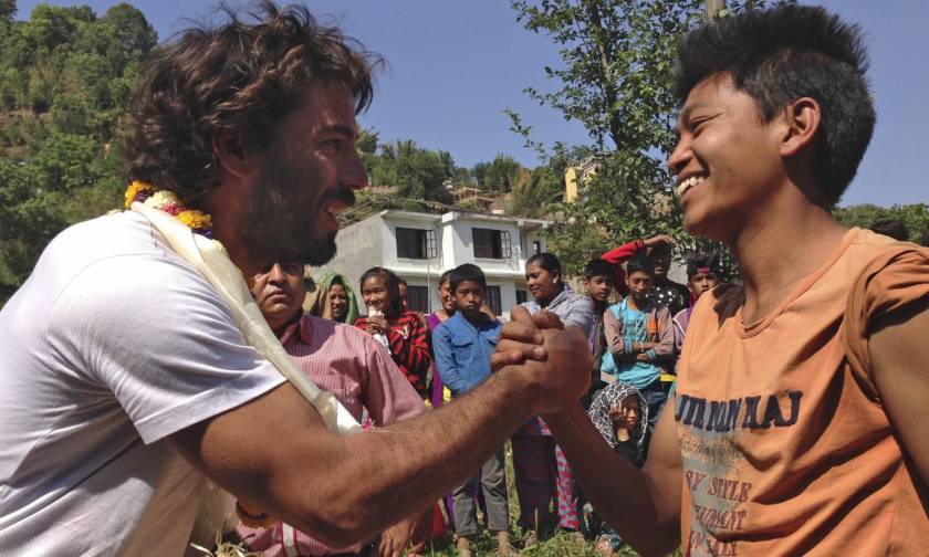 Πήγαν στο Νεπάλ για τουρισμό και έχουν βοηθήσει 15.000 ανθρώπους