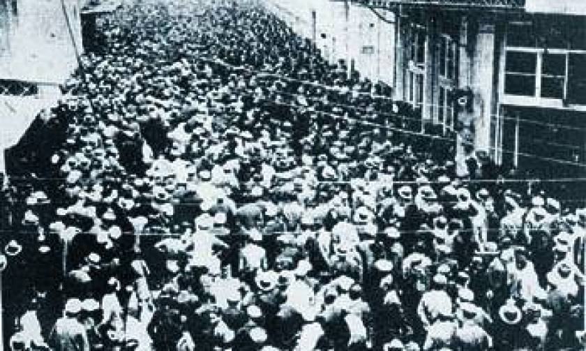 Σαν σήμερα το 1936 «πνίγηκε» στο αίμα η απεργία των καπνεργατρών στη Θεσσαλονίκη