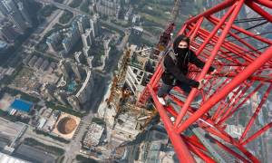 Εκπληκτικό: Σκαρφάλωσαν σε ουρανοξύστη 660 μέτρων (Video)