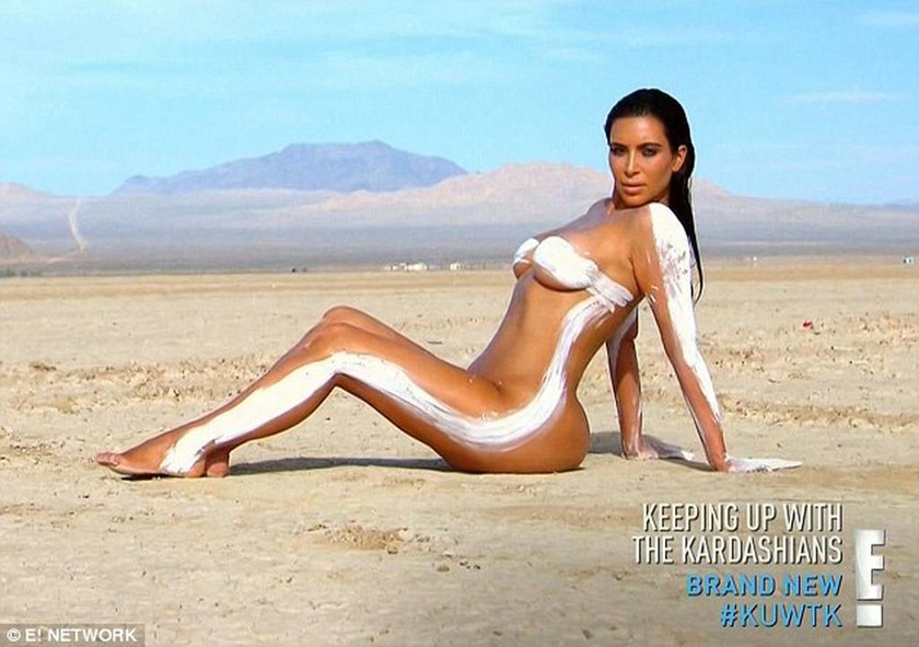 Η Κιμ Καρντάσιαν ποζάρει γυμνή στην έρημο και προκαλεί εγκεφαλικά! (photos)