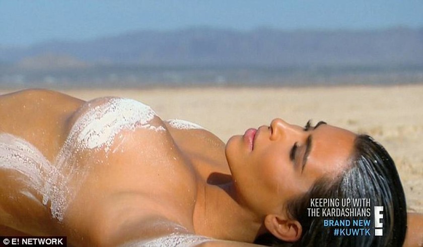 Η Κιμ Καρντάσιαν ποζάρει γυμνή στην έρημο και προκαλεί εγκεφαλικά! (photos)