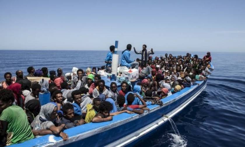 Σήμα κινδύνου για χιλιάδες πρόσφυγες που παραμένουν παγιδευμένοι σε σκάφη