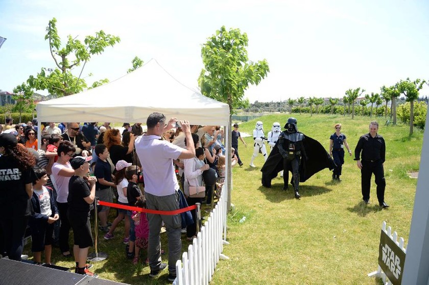 Έξι χιλιάδες θεατές έσπευσαν να φωτογραφηθούν με τον Darth Vader!