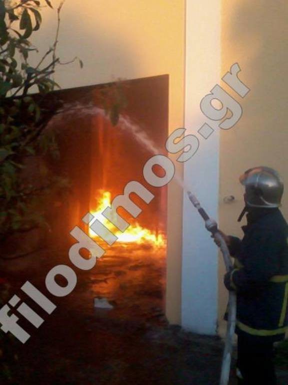 Αίγιο: Ολονύχτια μάχη για να τεθεί υπό έλεγχο η φωτιά σε εγκαταστάσεις οινοποιίας 