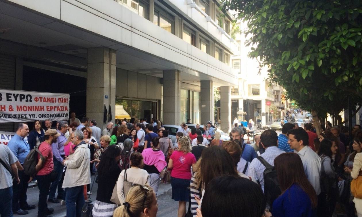 Διαμαρτυρία εφοριακών έξω από το υπουργείο Οικονομικών (photos)